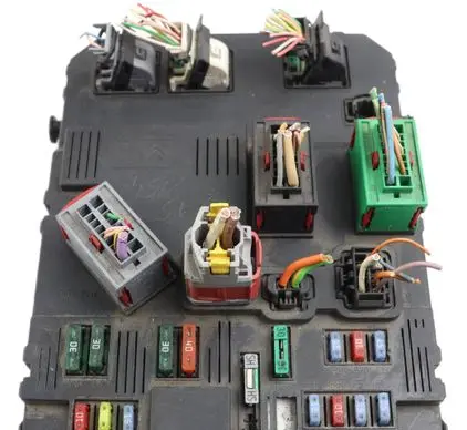 Peugeot 206 Fuse module 9653667780 S118085120E