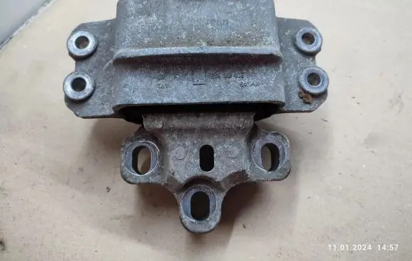Volkswagen Tiguan Engine mount bracket 3C0199555