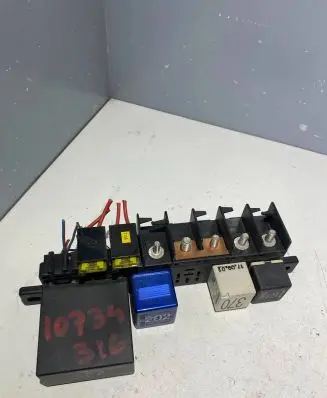 Volkswagen PASSAT B5 Fuse box set 8L0941822A 896083000