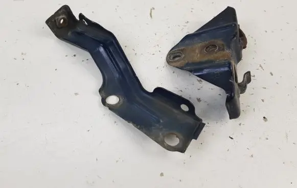 Toyota Avensis T250 Fender mounting bracket