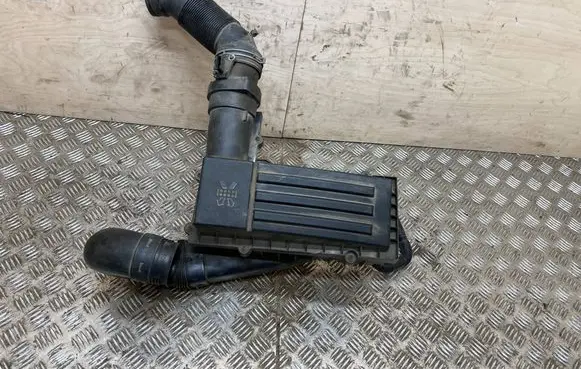 Volkswagen PASSAT B7 Air filter box 1K0129607AG 1K0129601CG