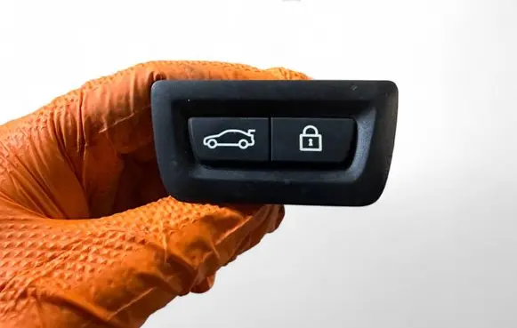 BMW 8 G16 Tailgate/boot open switch button 9275121
