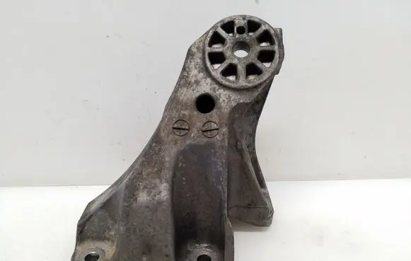 Volkswagen Touareg I Engine mounting bracket 7L6199308B