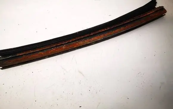 Jeep Grand Cherokee (WK) Front door glass trim molding 