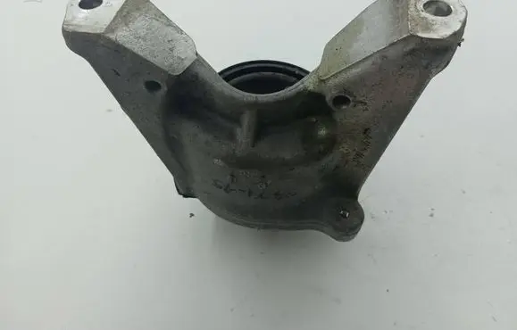 Honda CR-V Engine mount bracket