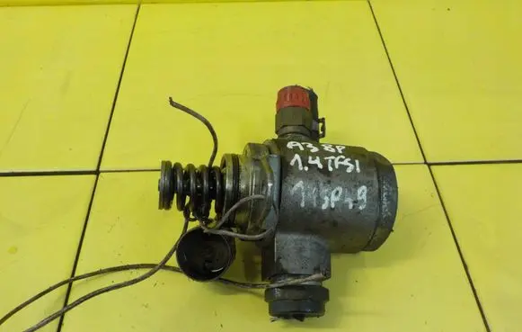Audi A3 S3 8P Fuel injection high pressure pump 03C1270260