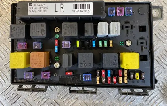 Opel Zafira B Fuse module 13268307 0DK0866853