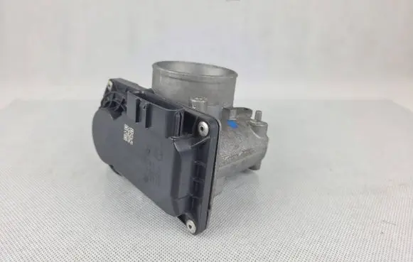 Mazda 3 III Throttle valve PE0113640B