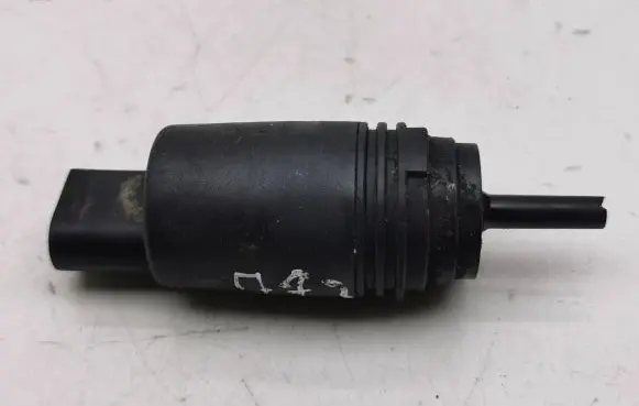 BMW 5 E60 E61 Windscreen/windshield washer pump 8377612