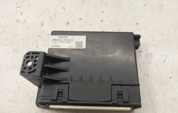 Toyota Avensis T270 Air conditioning/heating control unit MB1777001850 8865005251