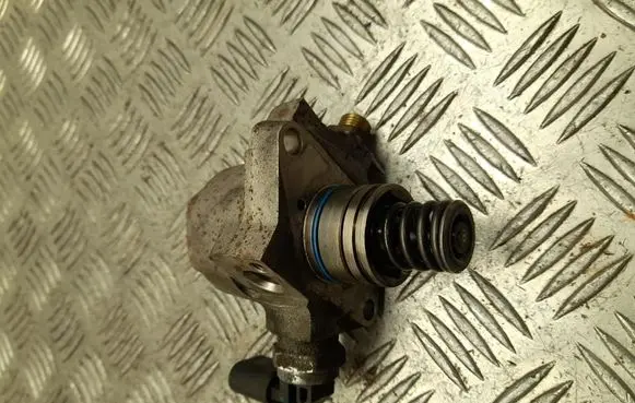Audi Q7 4M Fuel injection high pressure pump 06E127026F
