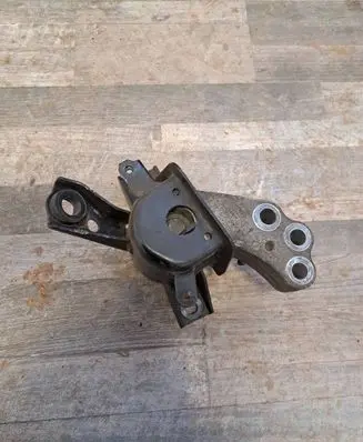 Toyota Avensis T250 Engine mount bracket 