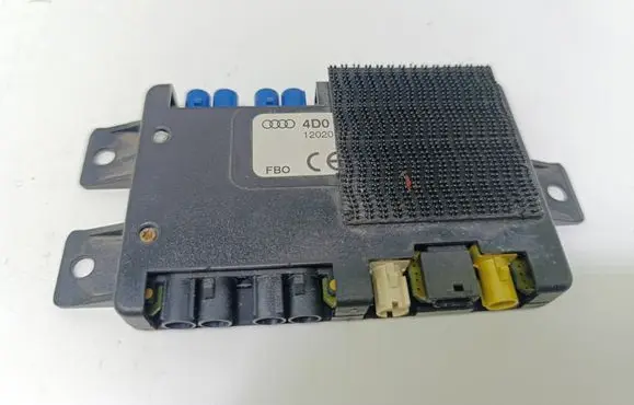 Audi A6 S6 C5 4B Aerial antenna amplifier 