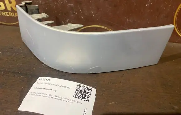Rear/tail light trim molding