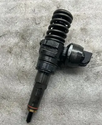 Volkswagen Golf IV Fuel injector 045130073T