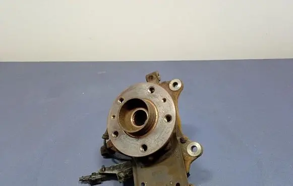 Opel Vivaro Front wheel hub spindle knuckle 