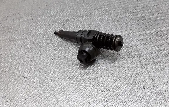 Volkswagen Golf V Fuel injector 038130073AG