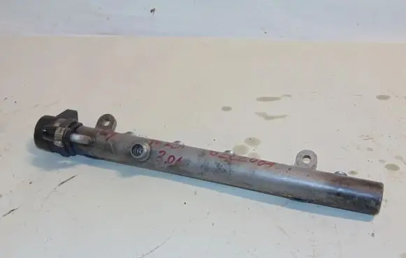 Mercedes-Benz R W251 Fuel main line pipe A6420702195 6420702195