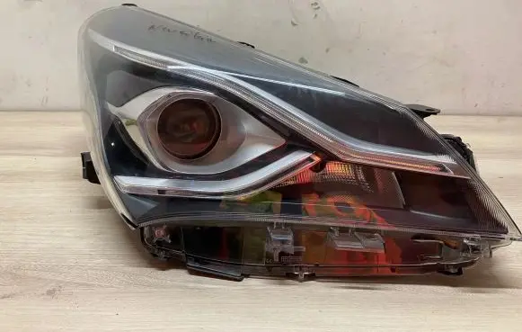 Toyota Yaris Headlight/headlamp