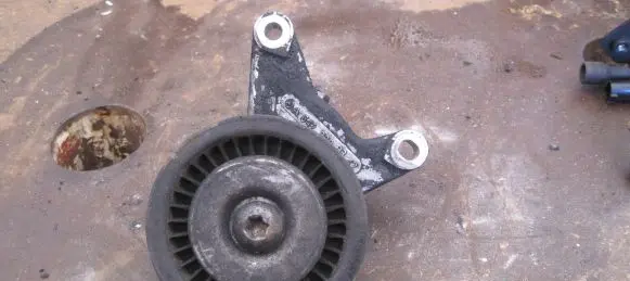 Mercedes-Benz CLS C218 X218 Generator/alternator belt tensioner A6422300342