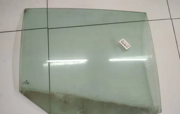 Volkswagen Golf V Rear door window glass AS2
