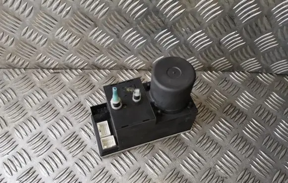 Audi A3 S3 8L Central locking vacuum pump 8L0862257E