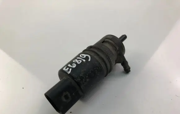 Volkswagen PASSAT B6 Windscreen/windshield washer pump 1K5955651