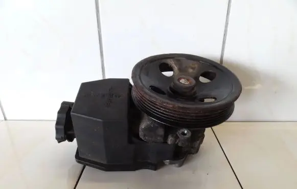 Mercedes-Benz C W203 Power steering pump A0024668401