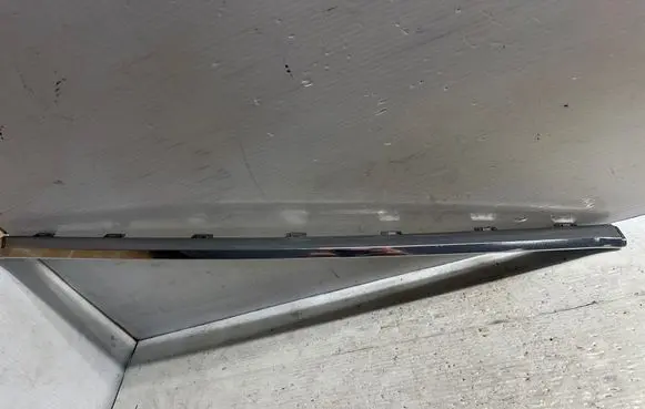 Front bumper splitter molding