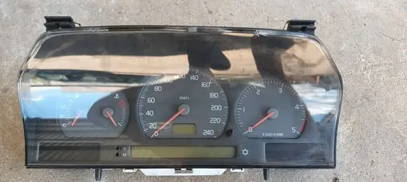 Volvo S70 V70 V70 XC Speedometer (instrument cluster) 9168144