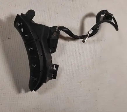 Toyota Avensis Verso Steering wheel buttons/switches 75B037