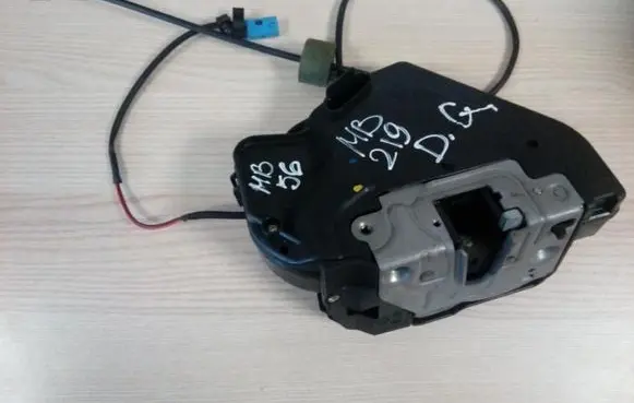 Mercedes-Benz CLS C218 X218 Loading door lock A2197300235 MB56