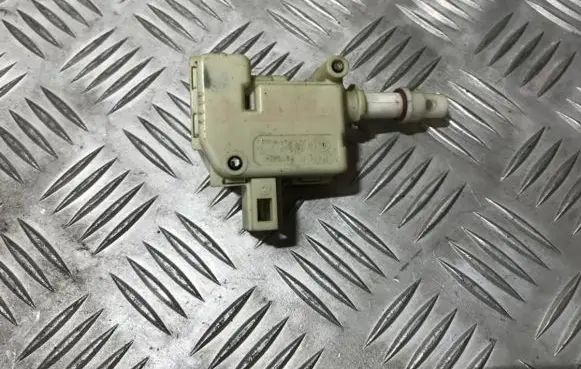 Volkswagen PASSAT B5 Central locking motor 