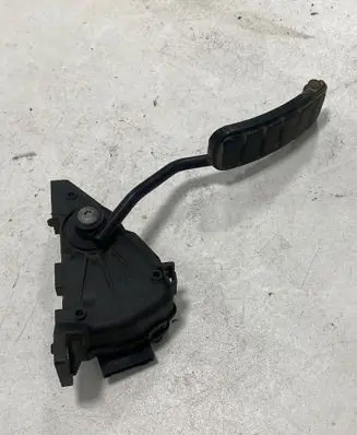 Accelerator throttle pedal