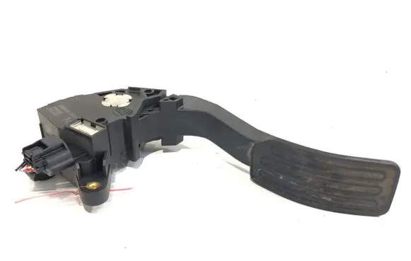 Accelerator throttle pedal