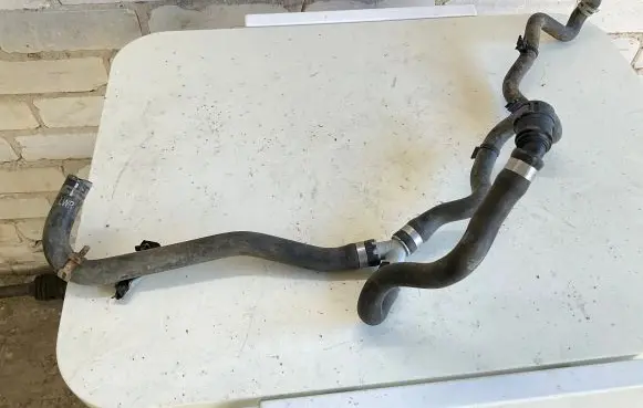 Volvo XC90 Engine coolant pipe/hose 32222715