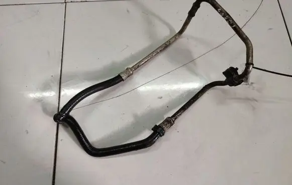 Engine coolant pipe/hose