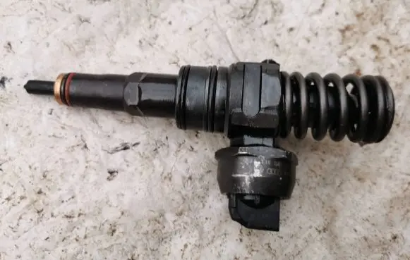 Volkswagen PASSAT B5 Fuel injector 0414720216