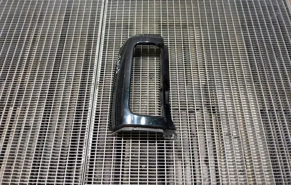 Nissan Elgrand Rear/tail light trim molding 85029WL600