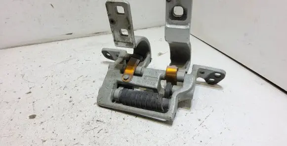 BMW 5 E60 E61 Tailgate/trunk/boot hinge 7061383