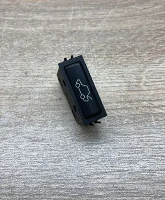 BMW 5 E39 Tailgate/boot open switch button 8365579