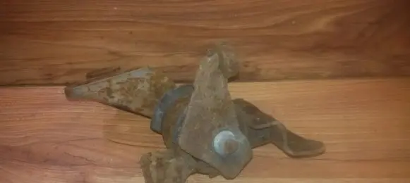 Mazda 323 Engine mount bracket