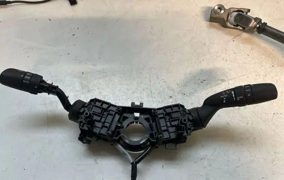 Toyota Yaris XP210 Indicator stalk 17J910