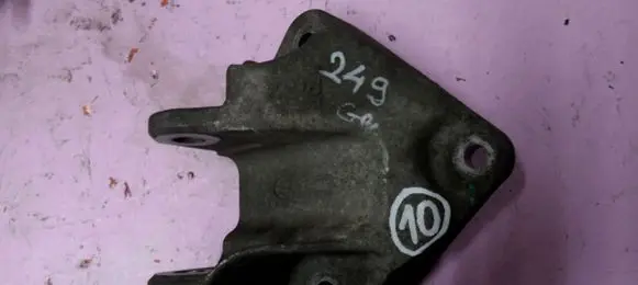 Renault Koleos I Engine mounting bracket M9R832