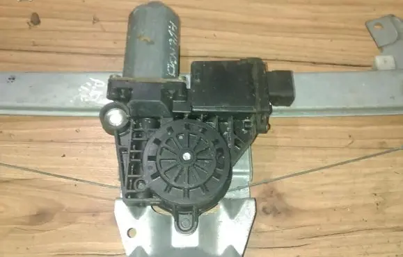 Toyota Avensis T220 Front door window regulator motor 119734xxx