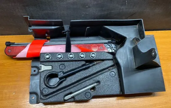 Mercedes-Benz C W203 Tool set 2038900061