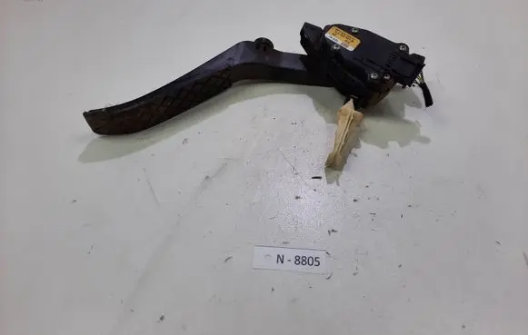 Volkswagen Touareg I Accelerator throttle pedal 7L0723507B