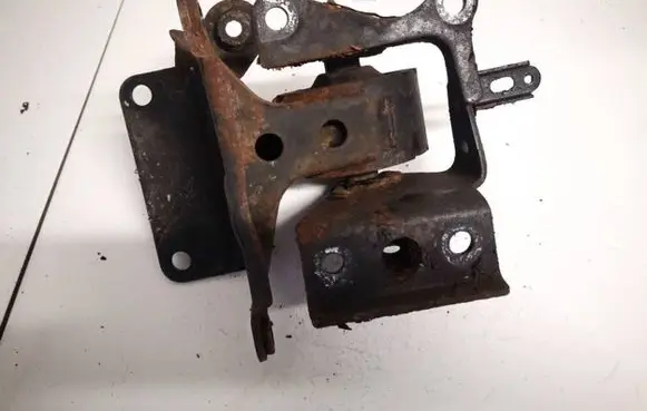 Nissan Primera Engine mount bracket