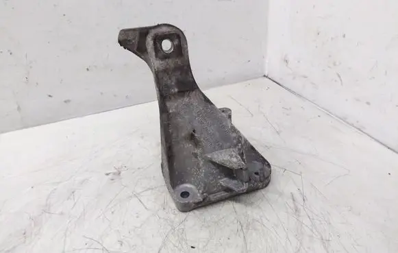 BMW 1 E81 E87 Engine mounting bracket 6781916