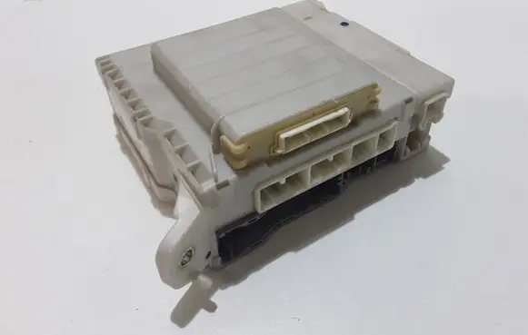 Lexus IS 220D-250-350 Fuse module 8273053021